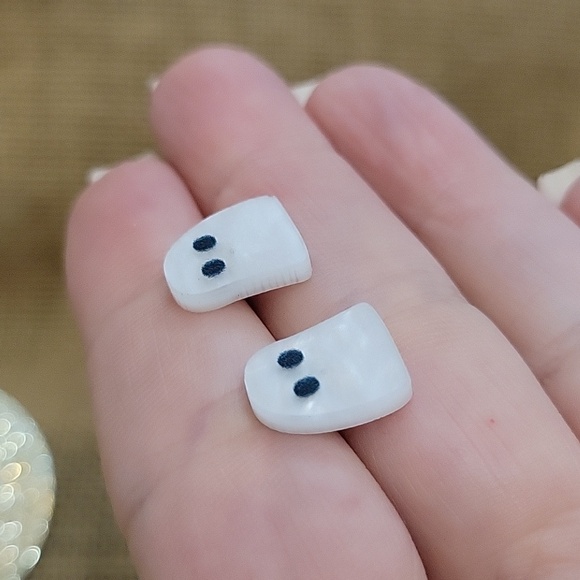 PEARLY GHOST STUD EARRINGS - Picture 5 of 6
